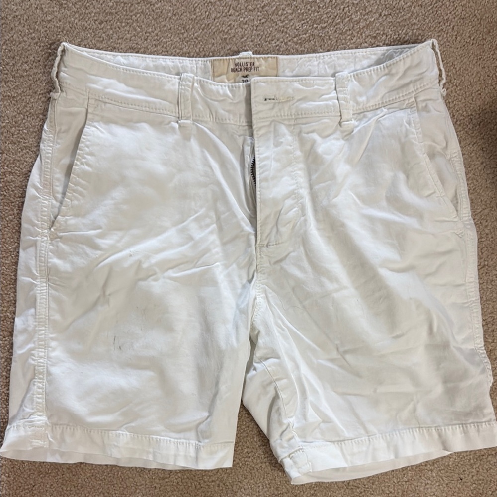 Hollister Men's White Flat Front Shorts
